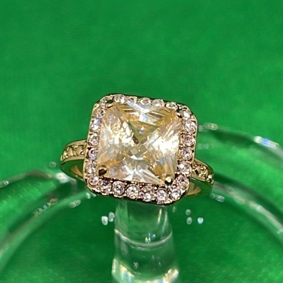 Gorgeous Crystals Ring - Picture 1 of 6